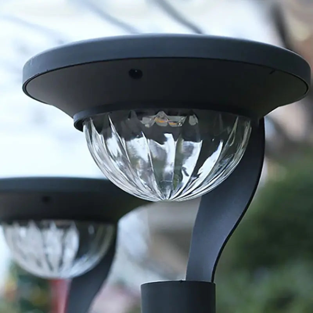 Lampe de Chemin Solaire – Éclairez vos extérieurs avec élégance